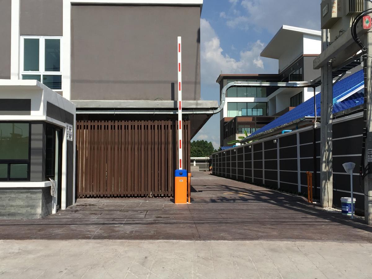 Modernbright Laemchabang Aparthotel Банг Ламунг Екстериор снимка