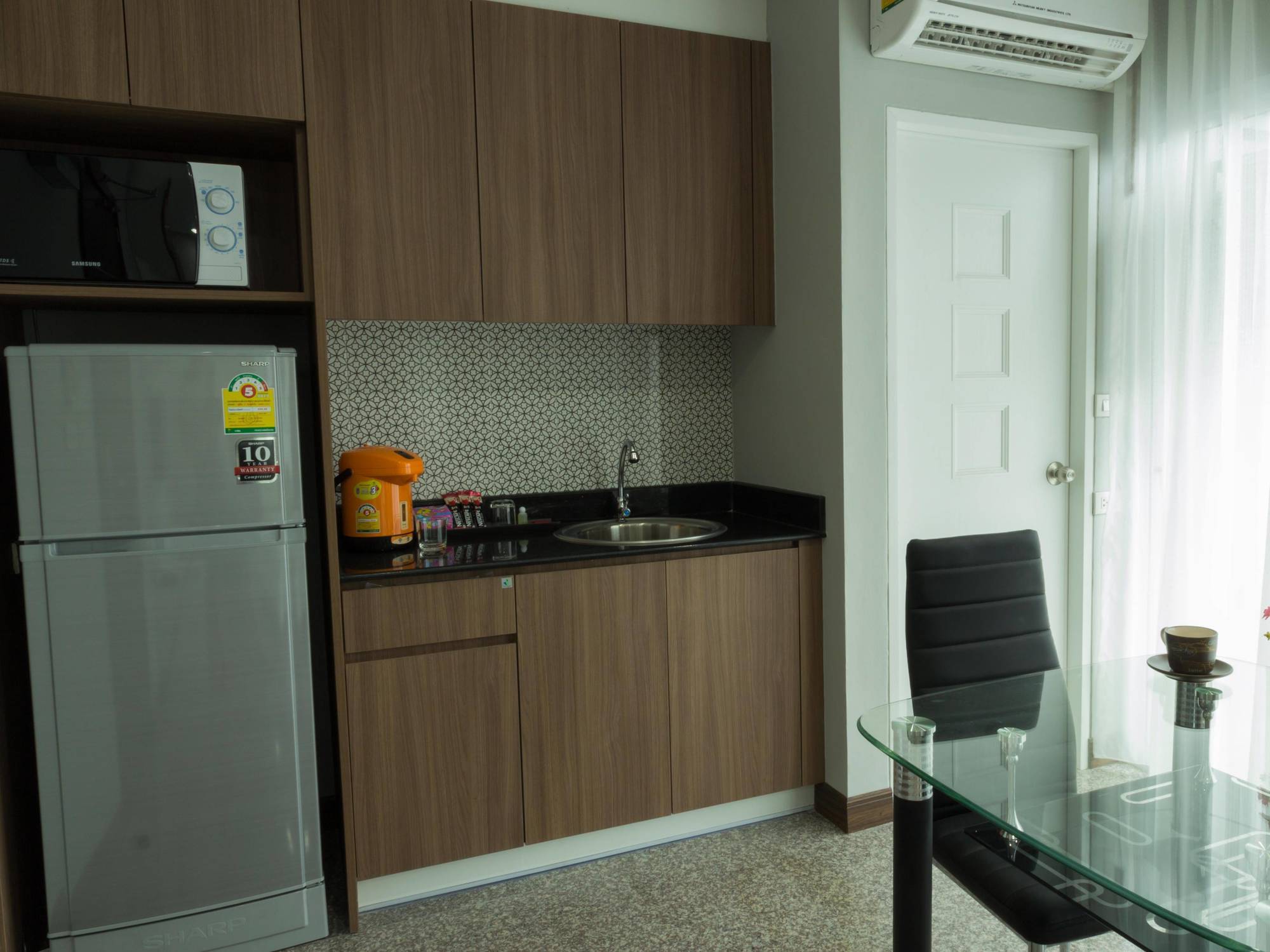 Modernbright Laemchabang Aparthotel Банг Ламунг Екстериор снимка
